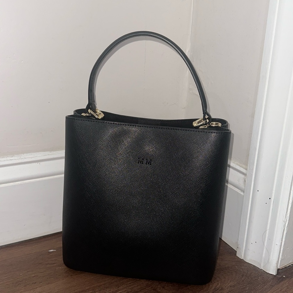 Edited leather tote bag with two stripes. mm engraved in the front